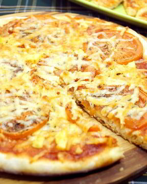 Пицца с помидорами