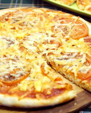 Пицца с помидорами