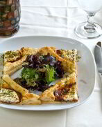 Пицца с рукколой, козьим сыром и грецкими орехами