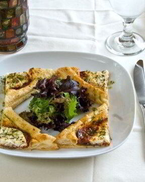 Пицца с рукколой, козьим сыром и грецкими орехами