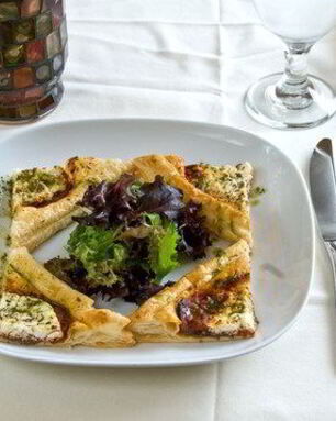 Пицца с рукколой, козьим сыром и грецкими орехами