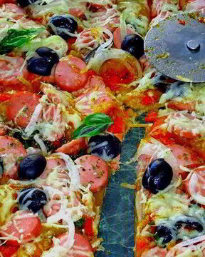 Пицца с сосисками и маслинами