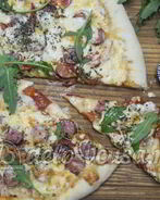 Пицца с сосисками и помидорами