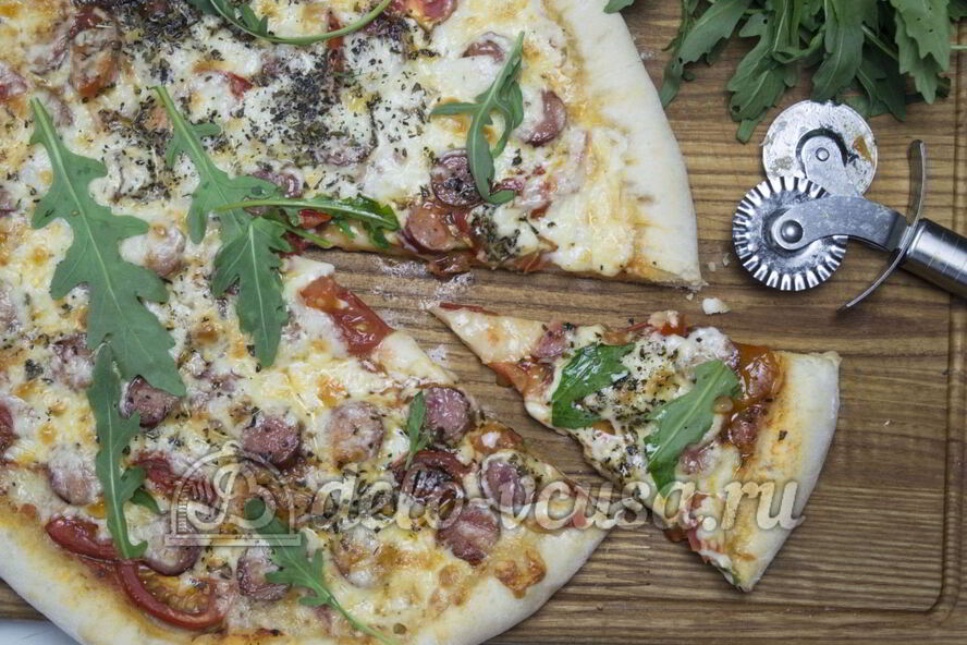 Рецепт пиццы с сосисками и помидорами