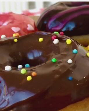 Американские пончики, покрытые шоколадом