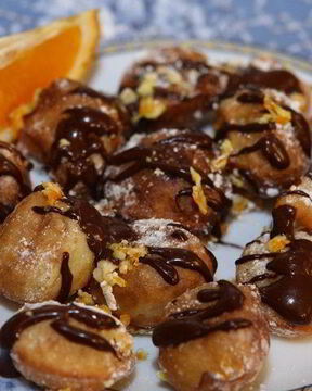 Апельсиновые пончики с шоколадным соусом