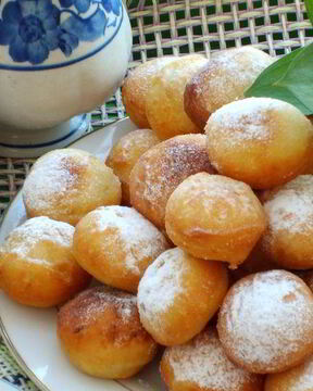 Пончики картофельные со смородиновым соусом