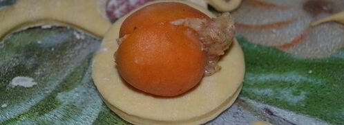 пончики с абрикосами и миндальной начинкой. Шаг 6