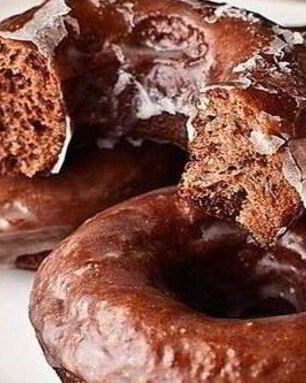 Шоколадные пончики в сахарной глазури