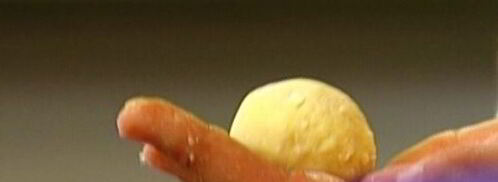 творожные пончики с изюмом. Шаг 6