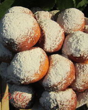 Творожные пончики с вишней