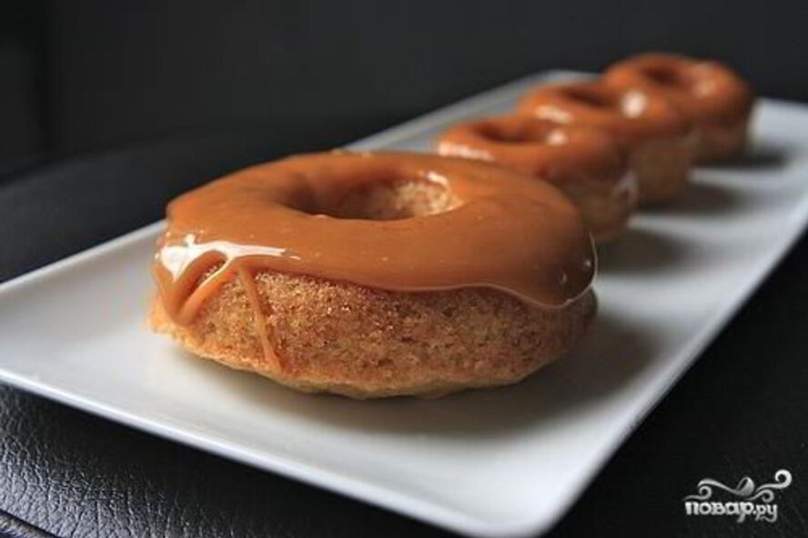 Рецепт яблочных пончиков с карамелью