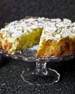 Пышная шарлотка с яблоками