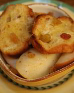 Шарлотка с грушами, изюмом и корицей