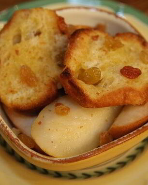 Шарлотка с грушами, изюмом и корицей