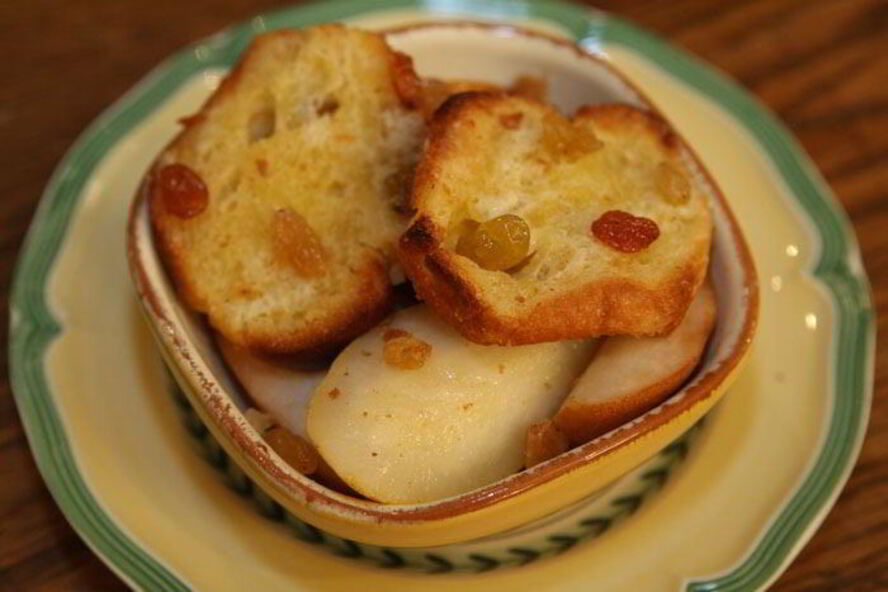 Рецепт шарлотки с грушами, изюмом и корицей