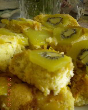 Шарлотка с киви и манго