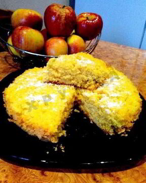 Шарлотка с яблоками в мультиварке с манкой