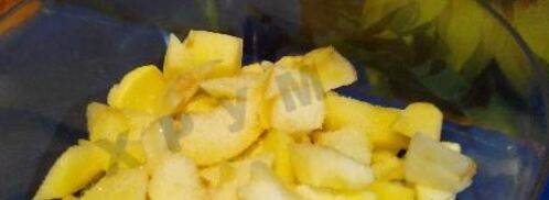 шарлотка с яблоками в мультиварке с манкой. Шаг 3