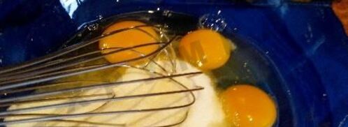 шарлотка с яблоками в мультиварке с манкой. Шаг 4