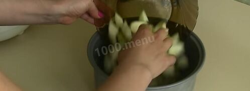 шарлотка с яблоками в мультиварке яблочная. Шаг 4