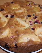 Шарлотка с яблоком и смородиной