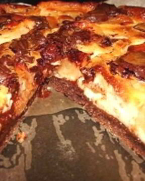 Шарлотка шоколадная с яблоками