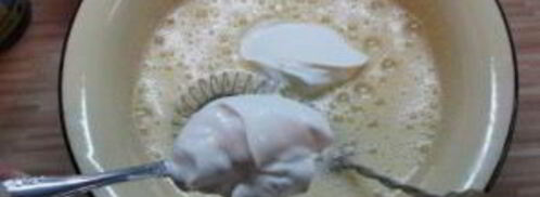 шарлотка со сметаной и яблоками. Шаг 3