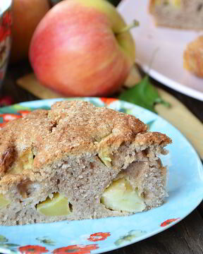 Шоколадная шарлотка с яблоками