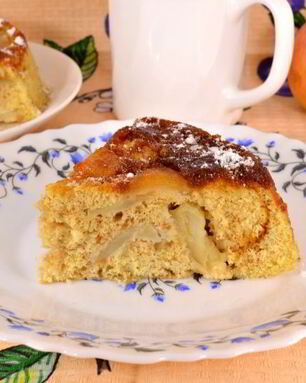 Яблочная шарлотка с карамелью в микроволновке