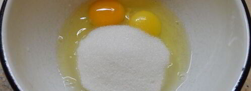 яблочная шарлотка с карамелью в микроволновке. Шаг 4