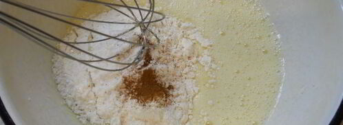 яблочная шарлотка с карамелью в микроволновке. Шаг 5