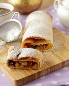 Штрудель из творожного теста с яблоками и клюквой