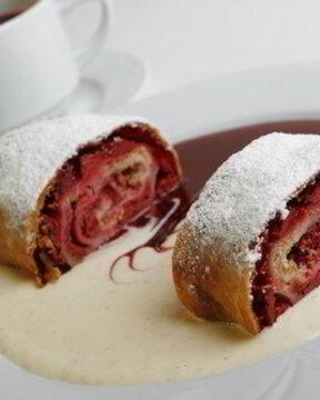 Штрудель с клубникой и изюмом