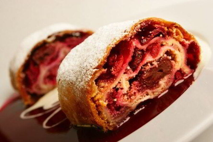 Рецепт штруделя с вишнево-сливовой начинкой