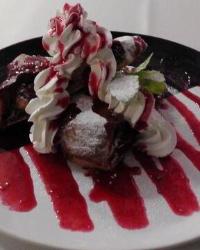 Штрудель со взбитыми сливками и айвой