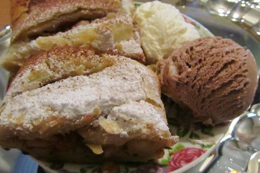 Рецепт штруделя яблочного с изюмом и малиной