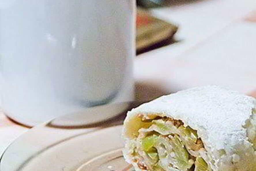 Рецепт яблочного штруделя с изюмом и корицей