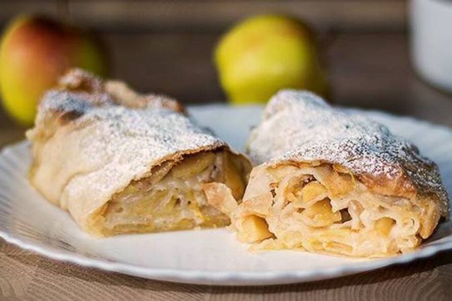 Рецепт яблочного штруделя с лимоном и изюмом