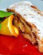 Яблочный штрудель с мороженым и клубничным топингом