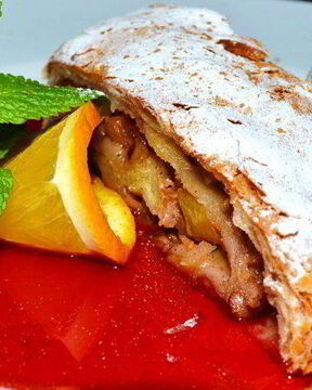 Яблочный штрудель с мороженым и клубничным топингом