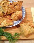 Слоеные конвертики с лососем и брынзой