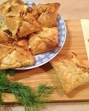 Слоеные конвертики с лососем и брынзой