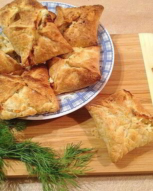 Слоеные конвертики с лососем и брынзой