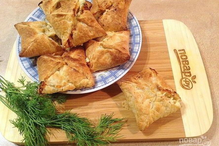 Рецепт слоеных конвертиков с лососем и брынзой