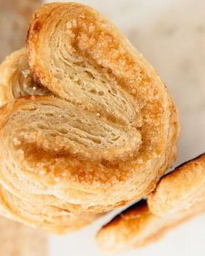 Слойки из слоеного теста с сахаром