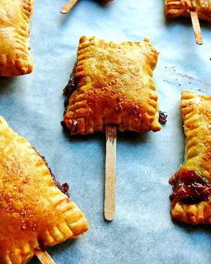 Слойки на укус с сыром Бри, шелковицей и черносмородиновым джемом