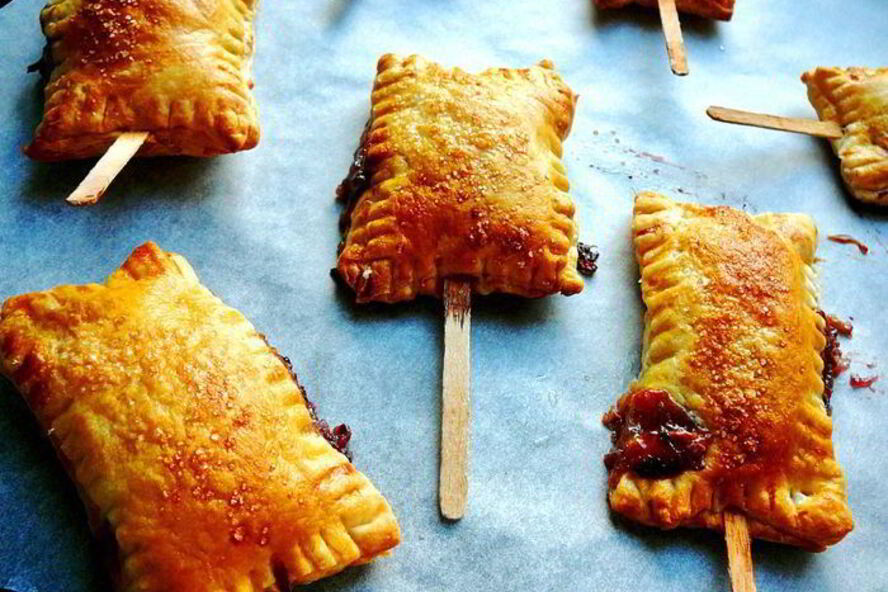 Рецепт слоек на укус с сыром бри, шелковицей и черносмородиновым джемом