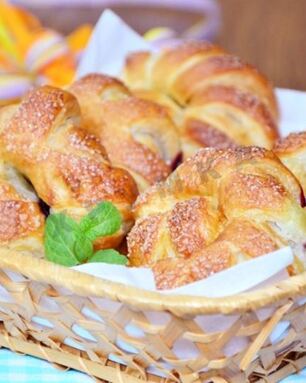 Слойки с черникой