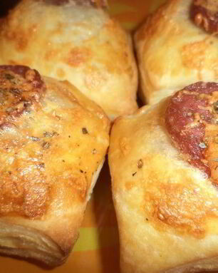 Слойки с сыровяленой колбаской и сыром